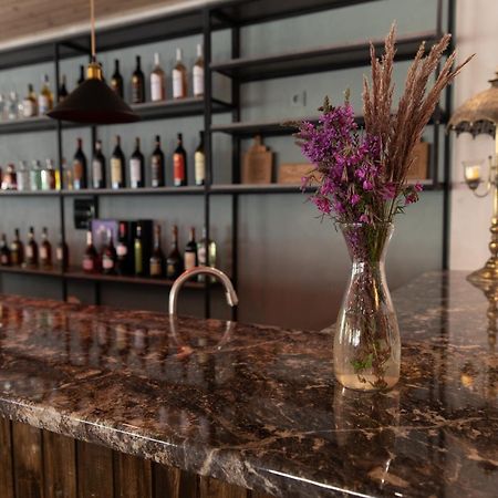 Anne'S Hotel In 메스티아 외부 사진