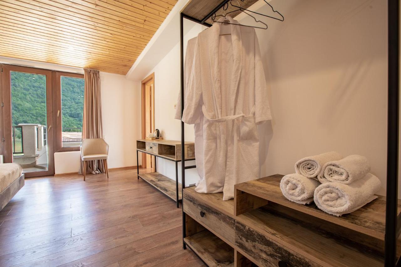 Anne'S Hotel In 메스티아 외부 사진
