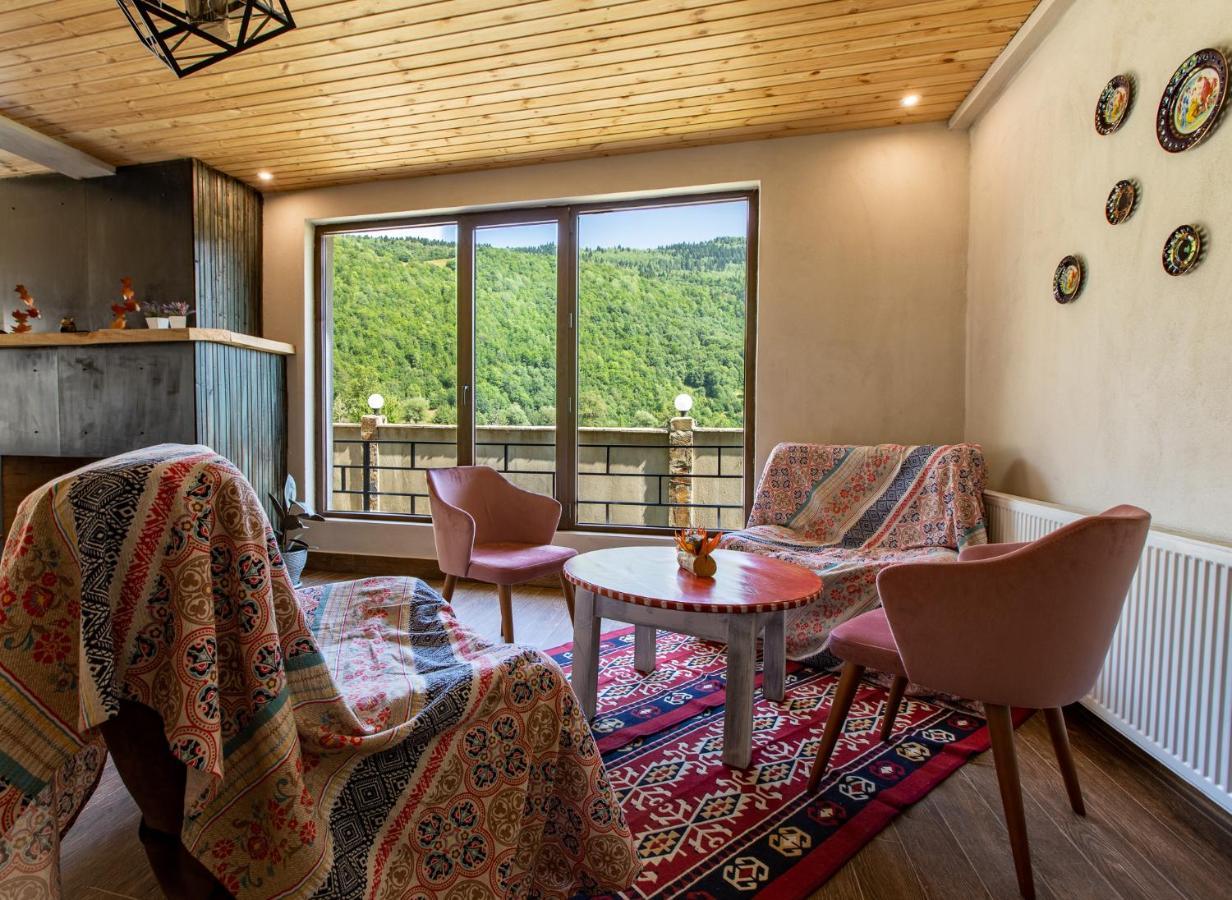 Anne'S Hotel In 메스티아 외부 사진