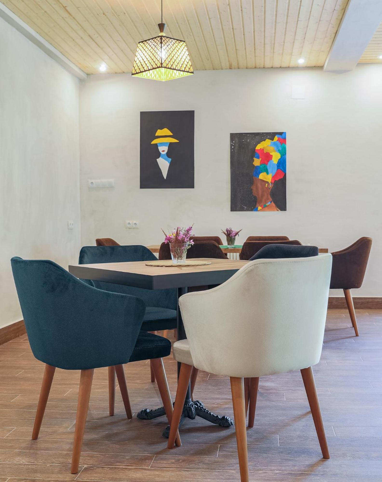 Anne'S Hotel In 메스티아 외부 사진