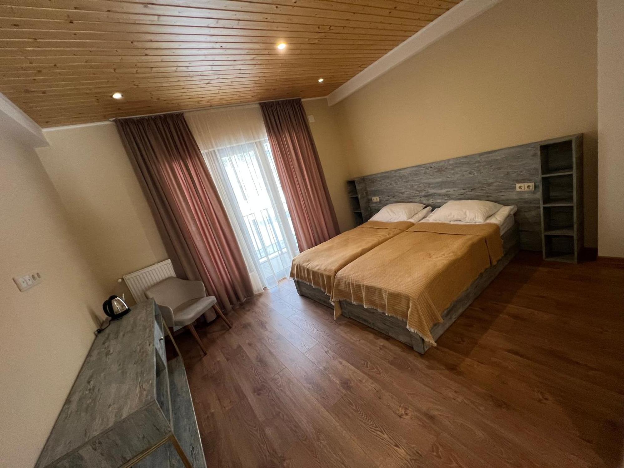 Anne'S Hotel In 메스티아 외부 사진