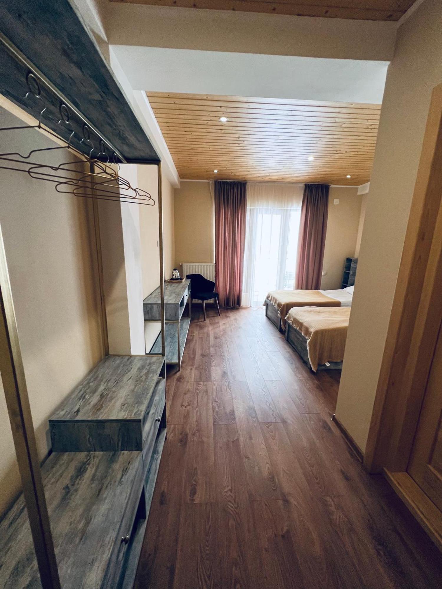 Anne'S Hotel In 메스티아 외부 사진