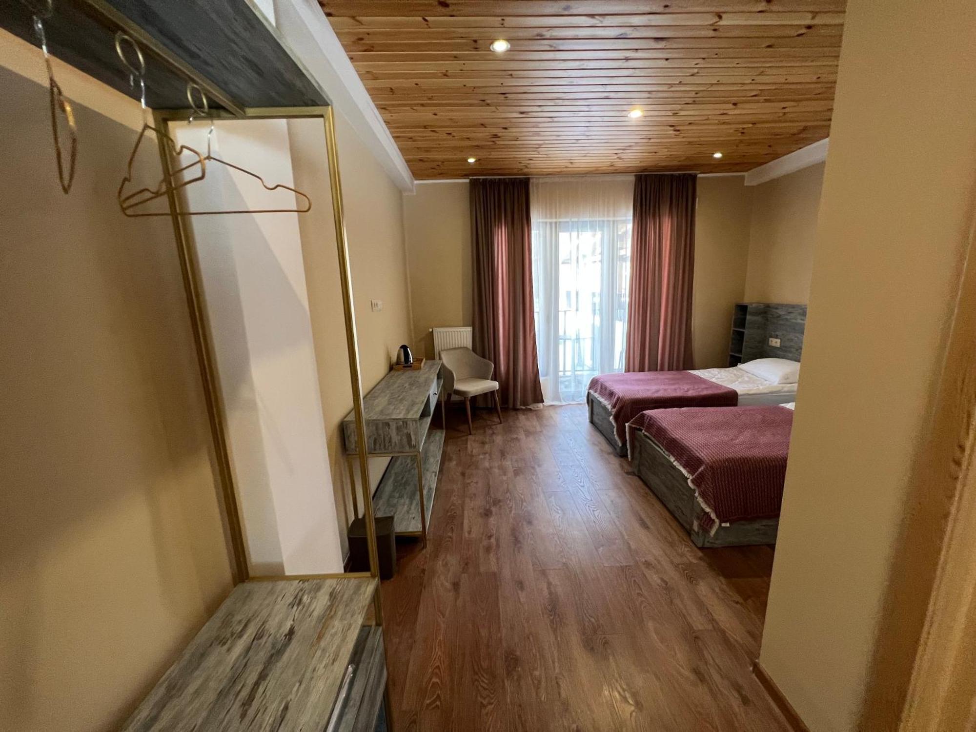 Anne'S Hotel In 메스티아 외부 사진
