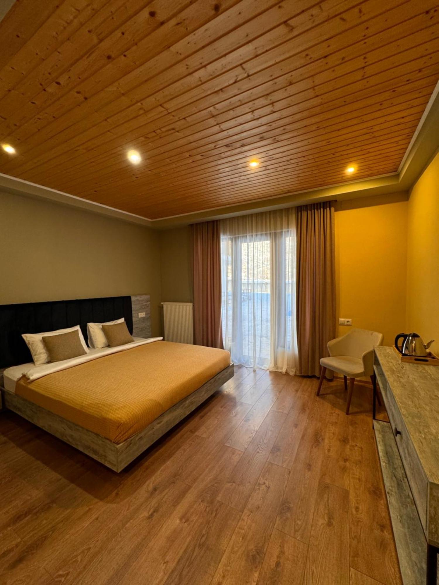 Anne'S Hotel In 메스티아 외부 사진