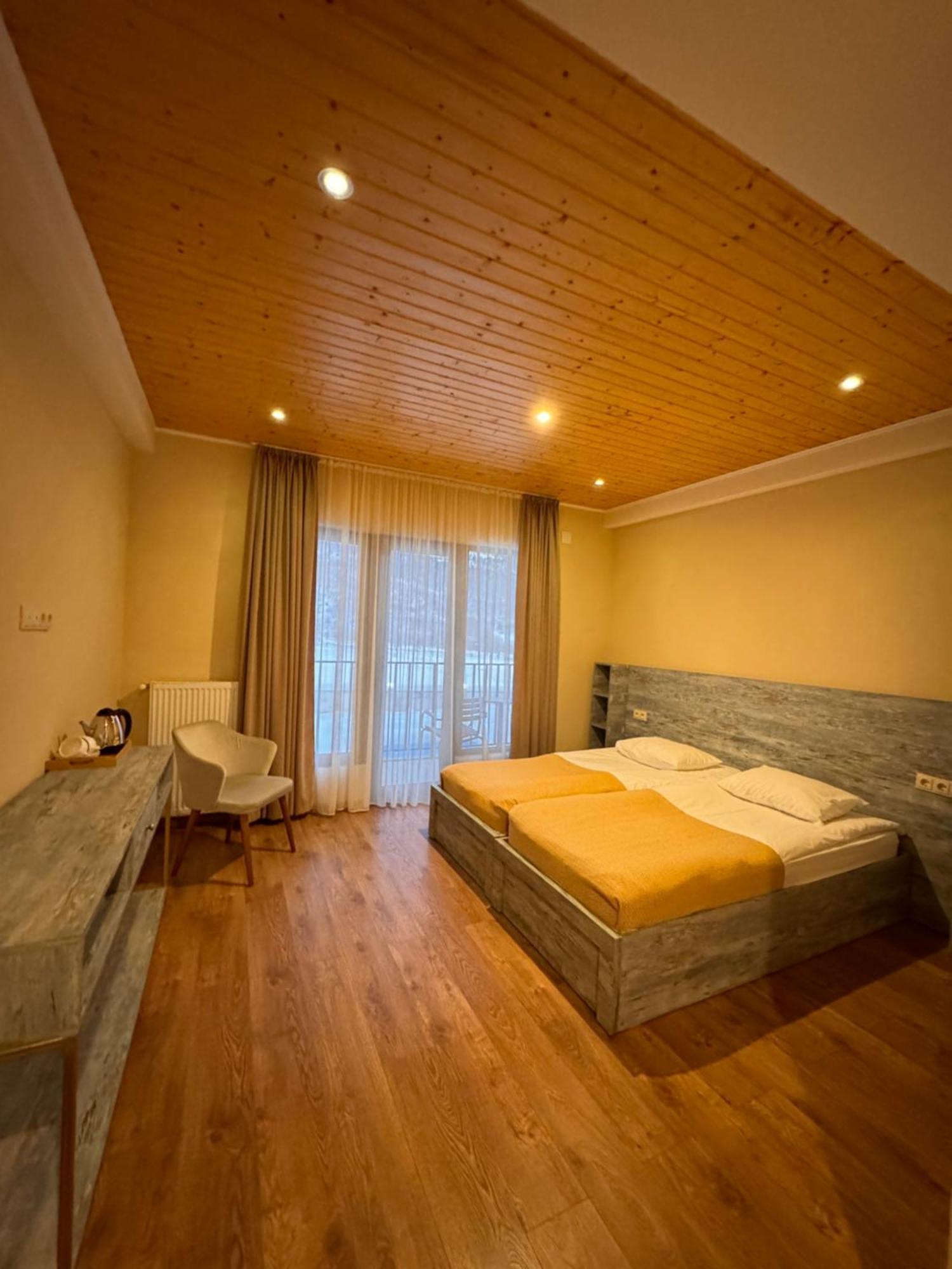 Anne'S Hotel In 메스티아 외부 사진
