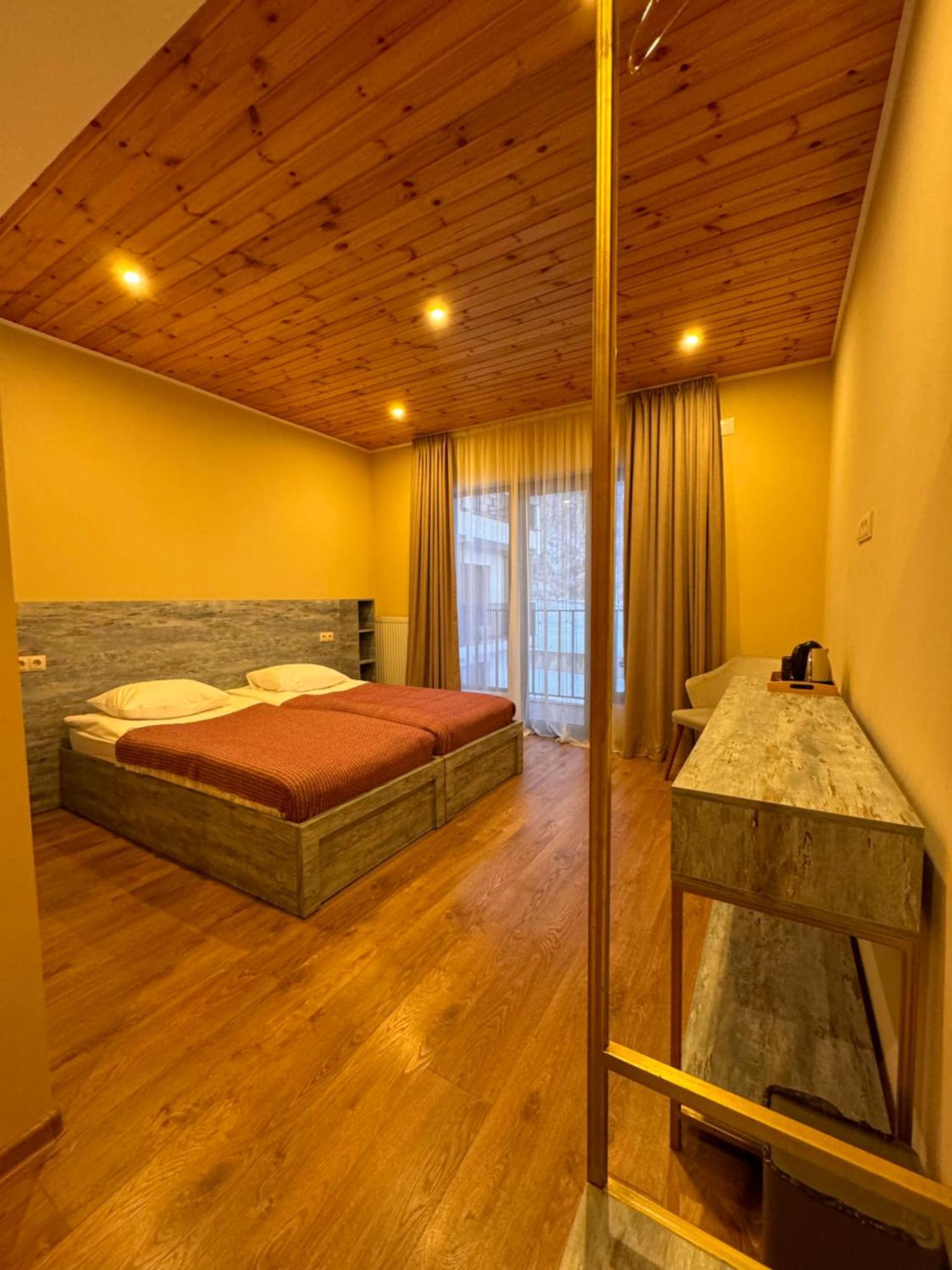 Anne'S Hotel In 메스티아 외부 사진